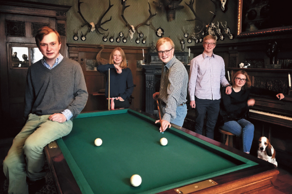 Söhne und Töchter beim Billiardspiel